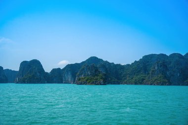 Rock Island Halong Bay, Vietnam, Güneydoğu Asya'da doğal görünümünü. UNESCO dünya mirası. Dağ Adaları'nda Ha uzun Bay. Güzel manzara popüler Asya Simgesel Yapı ünlü hedef Vietnam