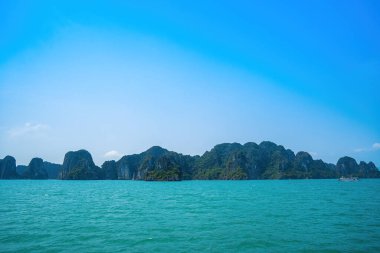 Rock Island Halong Bay, Vietnam, Güneydoğu Asya'da doğal görünümünü. UNESCO dünya mirası. Dağ Adaları'nda Ha uzun Bay. Güzel manzara popüler Asya Simgesel Yapı ünlü hedef Vietnam
