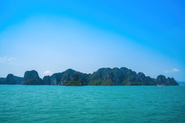 Rock Island Halong Bay, Vietnam, Güneydoğu Asya'da doğal görünümünü. UNESCO dünya mirası. Dağ Adaları'nda Ha uzun Bay. Güzel manzara popüler Asya Simgesel Yapı ünlü hedef Vietnam