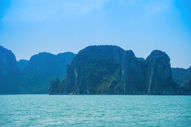 Rock Island Halong Bay, Vietnam, Güneydoğu Asya'da doğal görünümünü. UNESCO dünya mirası. Dağ Adaları'nda Ha uzun Bay. Güzel manzara popüler Asya Simgesel Yapı ünlü hedef Vietnam