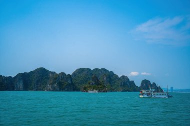 Rock Island Halong Bay, Vietnam, Güneydoğu Asya'da doğal görünümünü. UNESCO dünya mirası. Dağ Adaları'nda Ha uzun Bay. Güzel manzara popüler Asya Simgesel Yapı ünlü hedef Vietnam