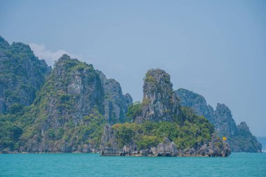 Rock Island Halong Bay, Vietnam, Güneydoğu Asya'da doğal görünümünü. UNESCO dünya mirası. Dağ Adaları'nda Ha uzun Bay. Güzel manzara popüler Asya Simgesel Yapı ünlü hedef Vietnam