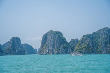 Rock Island Halong Bay, Vietnam, Güneydoğu Asya'da doğal görünümünü. UNESCO dünya mirası. Dağ Adaları'nda Ha uzun Bay. Güzel manzara popüler Asya Simgesel Yapı ünlü hedef Vietnam