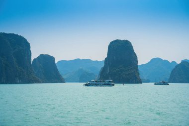 Rock Island Halong Bay, Vietnam, Güneydoğu Asya'da doğal görünümünü. UNESCO dünya mirası. Dağ Adaları'nda Ha uzun Bay. Güzel manzara popüler Asya Simgesel Yapı ünlü hedef Vietnam