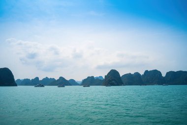 Rock Island Halong Bay, Vietnam, Güneydoğu Asya'da doğal görünümünü. UNESCO dünya mirası. Dağ Adaları'nda Ha uzun Bay. Güzel manzara popüler Asya Simgesel Yapı ünlü hedef Vietnam