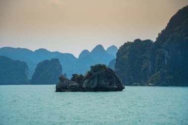 Rock Island Halong Bay, Vietnam, Güneydoğu Asya'da doğal görünümünü. UNESCO dünya mirası. Dağ Adaları'nda Ha uzun Bay. Güzel manzara popüler Asya Simgesel Yapı ünlü hedef Vietnam