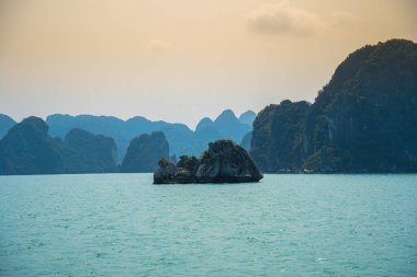 Rock Island Halong Bay, Vietnam, Güneydoğu Asya'da doğal görünümünü. UNESCO dünya mirası. Dağ Adaları'nda Ha uzun Bay. Güzel manzara popüler Asya Simgesel Yapı ünlü hedef Vietnam