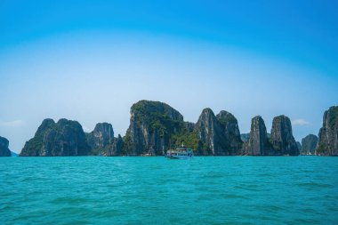 Rock Island Halong Bay, Vietnam, Güneydoğu Asya'da doğal görünümünü. UNESCO dünya mirası. Dağ Adaları'nda Ha uzun Bay. Güzel manzara popüler Asya Simgesel Yapı ünlü hedef Vietnam