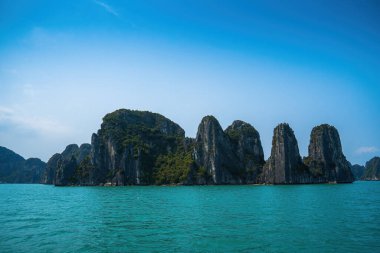 Rock Island Halong Bay, Vietnam, Güneydoğu Asya'da doğal görünümünü. UNESCO dünya mirası. Dağ Adaları'nda Ha uzun Bay. Güzel manzara popüler Asya Simgesel Yapı ünlü hedef Vietnam