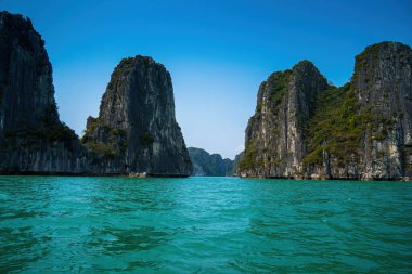 Rock Island Halong Bay, Vietnam, Güneydoğu Asya'da doğal görünümünü. UNESCO dünya mirası. Dağ Adaları'nda Ha uzun Bay. Güzel manzara popüler Asya Simgesel Yapı ünlü hedef Vietnam