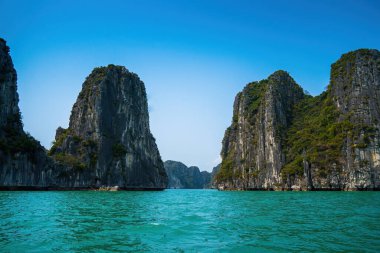 Rock Island Halong Bay, Vietnam, Güneydoğu Asya'da doğal görünümünü. UNESCO dünya mirası. Dağ Adaları'nda Ha uzun Bay. Güzel manzara popüler Asya Simgesel Yapı ünlü hedef Vietnam