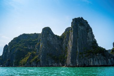 Rock Island Halong Bay, Vietnam, Güneydoğu Asya'da doğal görünümünü. UNESCO dünya mirası. Dağ Adaları'nda Ha uzun Bay. Güzel manzara popüler Asya Simgesel Yapı ünlü hedef Vietnam
