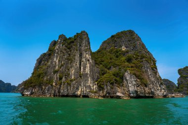 Rock Island Halong Bay, Vietnam, Güneydoğu Asya'da doğal görünümünü. UNESCO dünya mirası. Dağ Adaları'nda Ha uzun Bay. Güzel manzara popüler Asya Simgesel Yapı ünlü hedef Vietnam