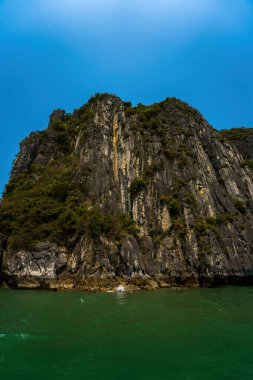 Rock Island Halong Bay, Vietnam, Güneydoğu Asya'da doğal görünümünü. UNESCO dünya mirası. Dağ Adaları'nda Ha uzun Bay. Güzel manzara popüler Asya Simgesel Yapı ünlü hedef Vietnam