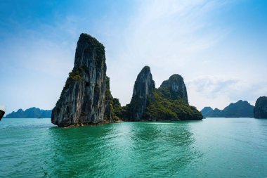 Rock Island Halong Bay, Vietnam, Güneydoğu Asya'da doğal görünümünü. UNESCO dünya mirası. Dağ Adaları'nda Ha uzun Bay. Güzel manzara popüler Asya Simgesel Yapı ünlü hedef Vietnam