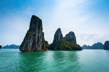 Rock Island Halong Bay, Vietnam, Güneydoğu Asya'da doğal görünümünü. UNESCO dünya mirası. Dağ Adaları'nda Ha uzun Bay. Güzel manzara popüler Asya Simgesel Yapı ünlü hedef Vietnam
