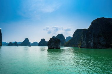 Vietnam, HaLong Bay 'deki kaya hırsızı Huong adasının manzarası. UNESCO Dünya Mirası Alanı. Ha Long Bay 'deki dağ adaları. Güzel bir manzara. Asya 'nın meşhur Vietnam bölgesi.