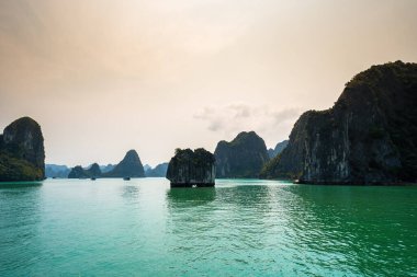 Vietnam, HaLong Bay 'deki kaya hırsızı Huong adasının manzarası. UNESCO Dünya Mirası Alanı. Ha Long Bay 'deki dağ adaları. Güzel bir manzara. Asya 'nın meşhur Vietnam bölgesi.