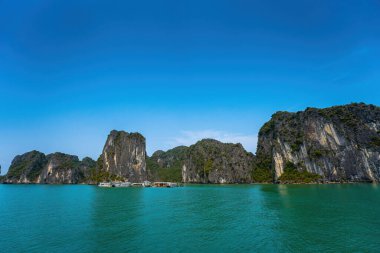 Rock Island Halong Bay, Vietnam, Güneydoğu Asya'da doğal görünümünü. UNESCO dünya mirası. Dağ Adaları'nda Ha uzun Bay. Güzel manzara popüler Asya Simgesel Yapı ünlü hedef Vietnam