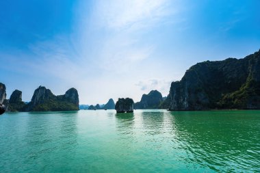 Vietnam, HaLong Bay 'deki kaya hırsızı Huong adasının manzarası. UNESCO Dünya Mirası Alanı. Ha Long Bay 'deki dağ adaları. Güzel bir manzara. Asya 'nın meşhur Vietnam bölgesi.