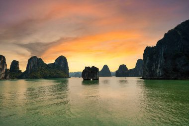 Vietnam, HaLong Bay 'deki kaya hırsızı Huong adasının manzarası. UNESCO Dünya Mirası Alanı. Ha Long Bay 'deki dağ adaları. Güzel bir manzara. Asya 'nın meşhur Vietnam bölgesi.