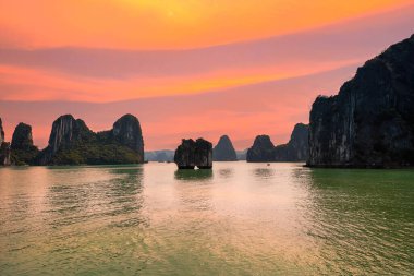 Vietnam, HaLong Bay 'deki kaya hırsızı Huong adasının manzarası. UNESCO Dünya Mirası Alanı. Ha Long Bay 'deki dağ adaları. Güzel bir manzara. Asya 'nın meşhur Vietnam bölgesi.