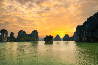 Vietnam, HaLong Bay 'deki kaya hırsızı Huong adasının manzarası. UNESCO Dünya Mirası Alanı. Ha Long Bay 'deki dağ adaları. Güzel bir manzara. Asya 'nın meşhur Vietnam bölgesi.