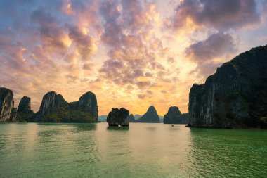 Vietnam, HaLong Bay 'deki kaya hırsızı Huong adasının manzarası. UNESCO Dünya Mirası Alanı. Ha Long Bay 'deki dağ adaları. Güzel bir manzara. Asya 'nın meşhur Vietnam bölgesi.
