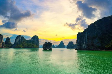 Vietnam, HaLong Bay 'deki kaya hırsızı Huong adasının manzarası. UNESCO Dünya Mirası Alanı. Ha Long Bay 'deki dağ adaları. Güzel bir manzara. Asya 'nın meşhur Vietnam bölgesi.