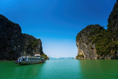 Rock Island Halong Bay, Vietnam, Güneydoğu Asya'da doğal görünümünü. UNESCO dünya mirası. Dağ Adaları'nda Ha uzun Bay. Güzel manzara popüler Asya Simgesel Yapı ünlü hedef Vietnam