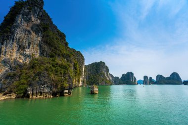 Rock Island Halong Bay, Vietnam, Güneydoğu Asya'da doğal görünümünü. UNESCO dünya mirası. Dağ Adaları'nda Ha uzun Bay. Güzel manzara popüler Asya Simgesel Yapı ünlü hedef Vietnam