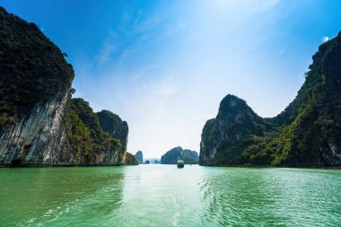Rock Island Halong Bay, Vietnam, Güneydoğu Asya'da doğal görünümünü. UNESCO dünya mirası. Dağ Adaları'nda Ha uzun Bay. Güzel manzara popüler Asya Simgesel Yapı ünlü hedef Vietnam