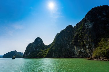 Rock Island Halong Bay, Vietnam, Güneydoğu Asya'da doğal görünümünü. UNESCO dünya mirası. Dağ Adaları'nda Ha uzun Bay. Güzel manzara popüler Asya Simgesel Yapı ünlü hedef Vietnam