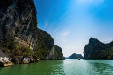 Rock Island Halong Bay, Vietnam, Güneydoğu Asya'da doğal görünümünü. UNESCO dünya mirası. Dağ Adaları'nda Ha uzun Bay. Güzel manzara popüler Asya Simgesel Yapı ünlü hedef Vietnam