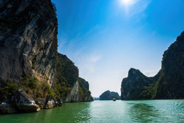 Rock Island Halong Bay, Vietnam, Güneydoğu Asya'da doğal görünümünü. UNESCO dünya mirası. Dağ Adaları'nda Ha uzun Bay. Güzel manzara popüler Asya Simgesel Yapı ünlü hedef Vietnam