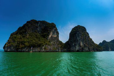 Rock Island Halong Bay, Vietnam, Güneydoğu Asya'da doğal görünümünü. UNESCO dünya mirası. Dağ Adaları'nda Ha uzun Bay. Güzel manzara popüler Asya Simgesel Yapı ünlü hedef Vietnam