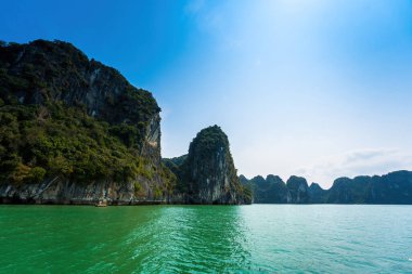 Rock Island Halong Bay, Vietnam, Güneydoğu Asya'da doğal görünümünü. UNESCO dünya mirası. Dağ Adaları'nda Ha uzun Bay. Güzel manzara popüler Asya Simgesel Yapı ünlü hedef Vietnam