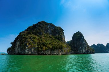 Rock Island Halong Bay, Vietnam, Güneydoğu Asya'da doğal görünümünü. UNESCO dünya mirası. Dağ Adaları'nda Ha uzun Bay. Güzel manzara popüler Asya Simgesel Yapı ünlü hedef Vietnam