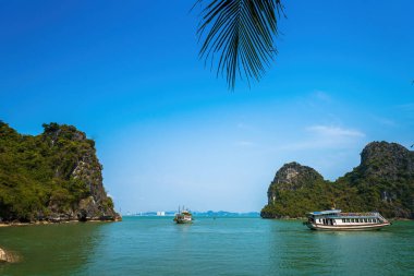 Güneydoğu Asya 'daki Hırsız Mağarası' ndan Halong Körfezi manzaralı güzel bir yer. UNESCO Dünya Mirası Alanı. Vietnam 'ın ünlü mekanı, çok güzel bir doğa harikasıdır.