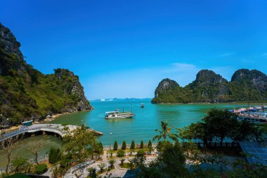 Güneydoğu Asya 'daki Hırsız Mağarası' ndan Halong Körfezi manzaralı güzel bir yer. UNESCO Dünya Mirası Alanı. Vietnam 'ın ünlü mekanı, çok güzel bir doğa harikasıdır.