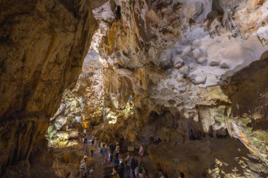 Vietnam, Halong Körfezi 'ndeki Thien Cung Mağarası' nda (Cennet Mağarası) güzel akarsu taşları ve sarkıtlar var. Thien Cung Mağarası Halong Körfezi 'ndeki en büyük ve en güzel mağaralardan biridir. UNESCO