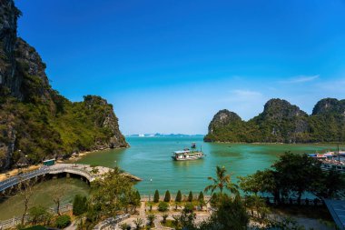Güneydoğu Asya 'daki Hırsız Mağarası' ndan Halong Körfezi manzaralı güzel bir yer. UNESCO Dünya Mirası Alanı. Vietnam 'ın ünlü mekanı, çok güzel bir doğa harikasıdır.