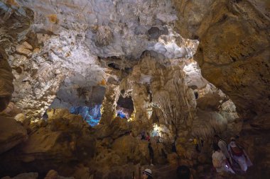 Vietnam, Halong Körfezi 'ndeki Thien Cung Mağarası' nda (Cennet Mağarası) güzel akarsu taşları ve sarkıtlar var. Thien Cung Mağarası Halong Körfezi 'ndeki en büyük ve en güzel mağaralardan biridir. UNESCO