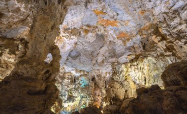 Vietnam, Halong Körfezi 'ndeki Thien Cung Mağarası' nda (Cennet Mağarası) güzel akarsu taşları ve sarkıtlar var. Thien Cung Mağarası Halong Körfezi 'ndeki en büyük ve en güzel mağaralardan biridir. UNESCO