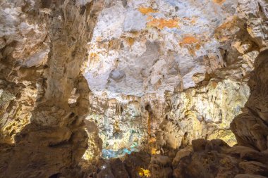 Vietnam, Halong Körfezi 'ndeki Thien Cung Mağarası' nda (Cennet Mağarası) güzel akarsu taşları ve sarkıtlar var. Thien Cung Mağarası Halong Körfezi 'ndeki en büyük ve en güzel mağaralardan biridir. UNESCO