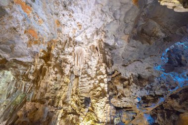 Vietnam, Halong Körfezi 'ndeki Thien Cung Mağarası' nda (Cennet Mağarası) güzel akarsu taşları ve sarkıtlar var. Thien Cung Mağarası Halong Körfezi 'ndeki en büyük ve en güzel mağaralardan biridir. UNESCO