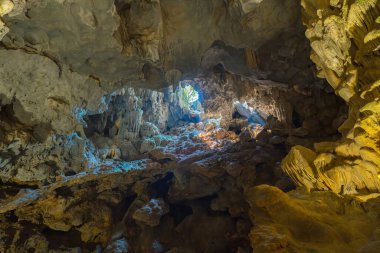 Vietnam, Halong Körfezi 'ndeki Thien Cung Mağarası' nda (Cennet Mağarası) güzel akarsu taşları ve sarkıtlar var. Thien Cung Mağarası Halong Körfezi 'ndeki en büyük ve en güzel mağaralardan biridir. UNESCO