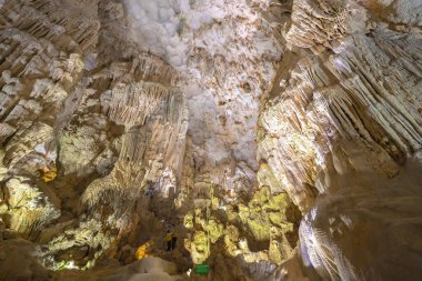 Vietnam, Halong Körfezi 'ndeki Thien Cung Mağarası' nda (Cennet Mağarası) güzel akarsu taşları ve sarkıtlar var. Thien Cung Mağarası Halong Körfezi 'ndeki en büyük ve en güzel mağaralardan biridir. UNESCO