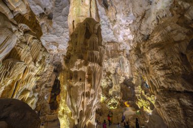 Vietnam, Halong Körfezi 'ndeki Thien Cung Mağarası' nda (Cennet Mağarası) güzel akarsu taşları ve sarkıtlar var. Thien Cung Mağarası Halong Körfezi 'ndeki en büyük ve en güzel mağaralardan biridir. UNESCO