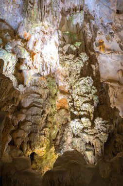 Vietnam, Halong Körfezi 'ndeki Thien Cung Mağarası' nda (Cennet Mağarası) güzel akarsu taşları ve sarkıtlar var. Thien Cung Mağarası Halong Körfezi 'ndeki en büyük ve en güzel mağaralardan biridir. UNESCO